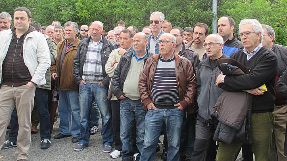 Los trabajadores de Montefibre, reunidos a la puerta de la fábrica-E. M.