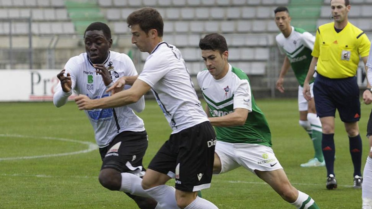 Llorente y Moke tratan de llevarse en balón en presencia de un jugador del Racing de Ferrol-Jorge Meis - Diario de Ferrol