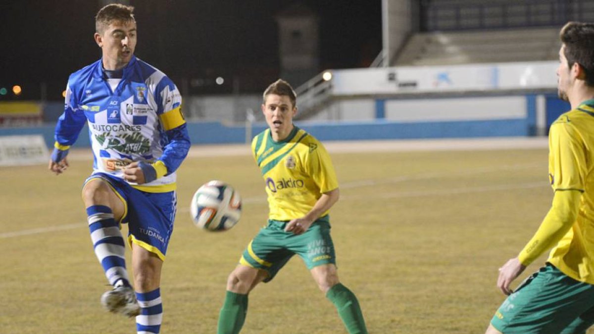 Gustavo toca el balón en el choque que disputaron ambos equipos hace una semana en Aranda.-ALBERTO CALVO