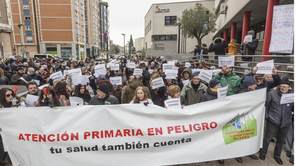 Cientos de burgaleses exigieron la dimisión del responsable de Sanidad frente a la Gerencia de Atención Primaria.-SANTI OTERO