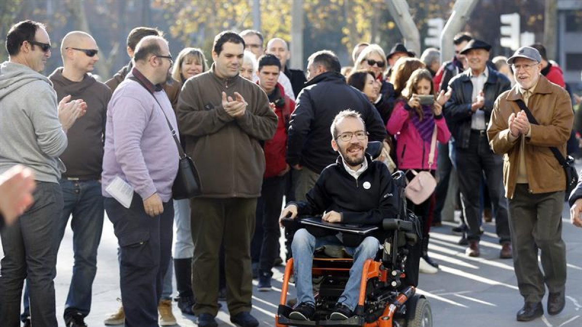 El diputado de las Cortes de Aragón Pablo Echenique recibe el aplauso de simpatizantes a su llegada a Bilbao donde hoy participa en un acto de campaña con candidatos al Congreso de esa formación por Bizkaia.-EFE/LUIS TEJIDO