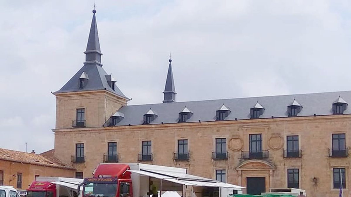 El mercadillo se celebra cada semana en la Plaza del Palacio Ducal. ECB