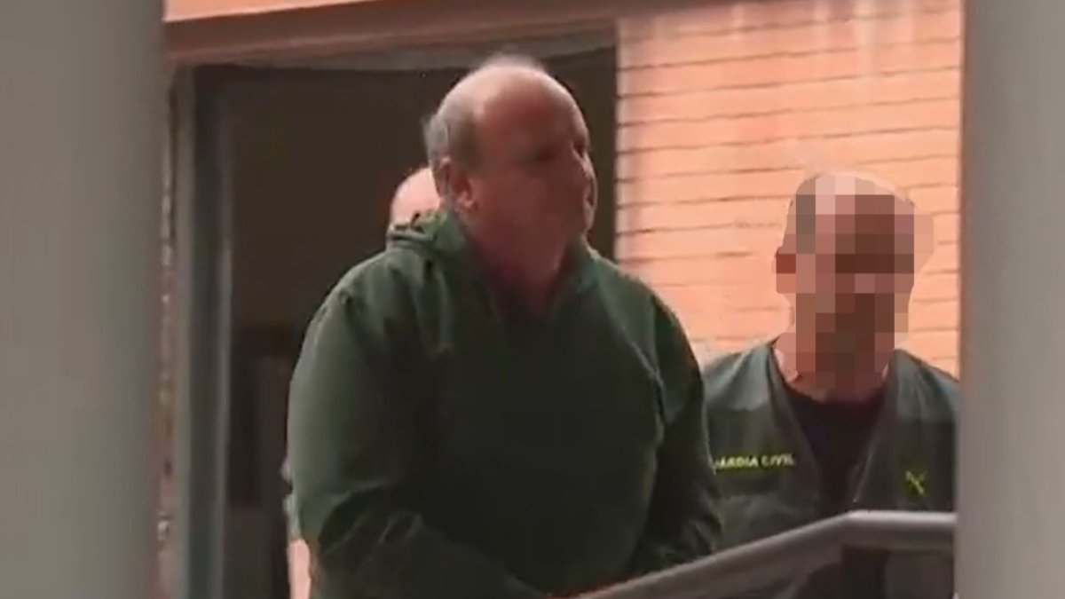 <p> El detenido, J. P. R., a su llegada al cuárte de la Guardia Civil, desde donde era llevado al lugar donde aparecían los restos. RTVCYL </p>