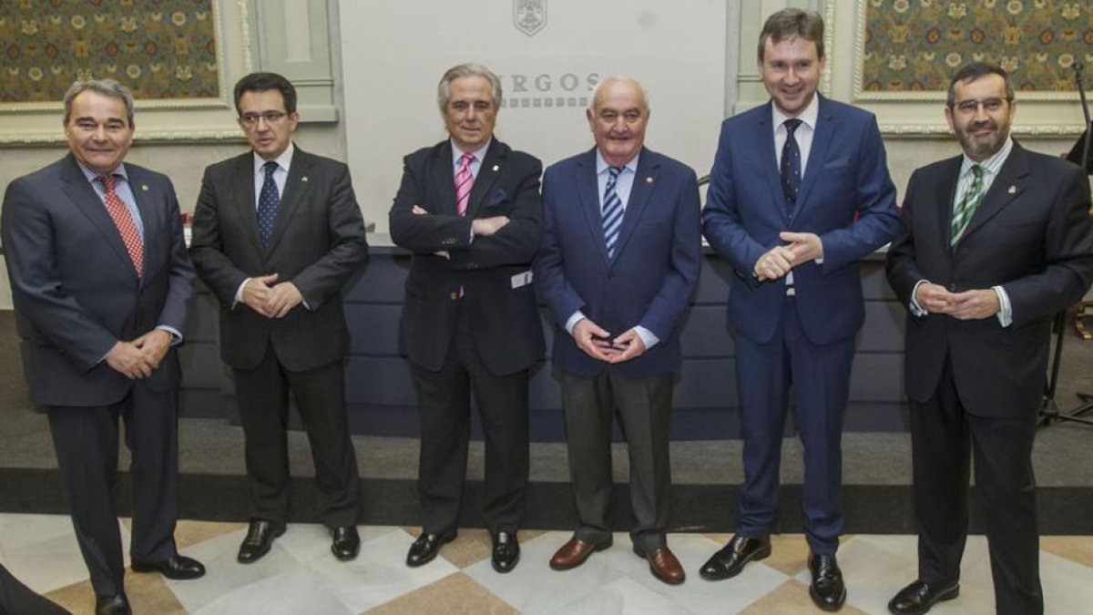 Las autoridades junto con los homenajeados.-SANTI OTERO