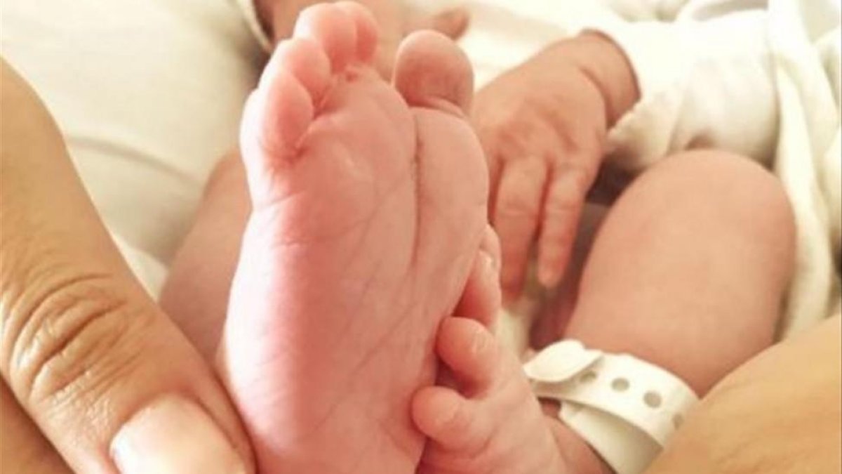 Tierna instantánea de los pies de Elías y la mano de su madre.-INSTAGRAM