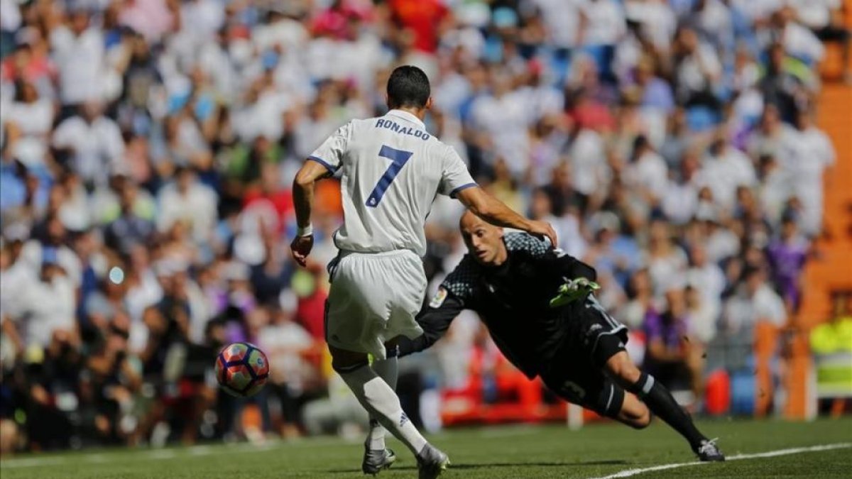 Cristiano Ronaldo abre el marcador en la goleada del Real Madrid a Osasuna.-DAVID CASTRO
