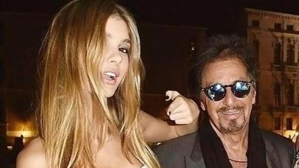 Al Pacino posa con su hijastra, la modelo Camila Morrone.-INSTAGRAM