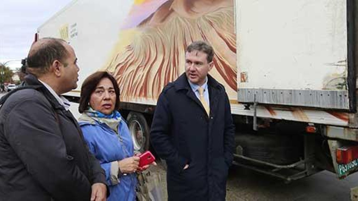 El alcalde acudió a despedir el envío de material con destino a la población saharaui de Tinduf.-R. OCHOA