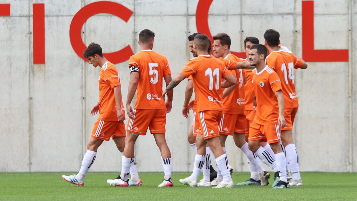 Los jugadores del Burgos CF celebran el gol marcado ante el Bilbao Athletic. TWITTER / @BURGOS_CF
