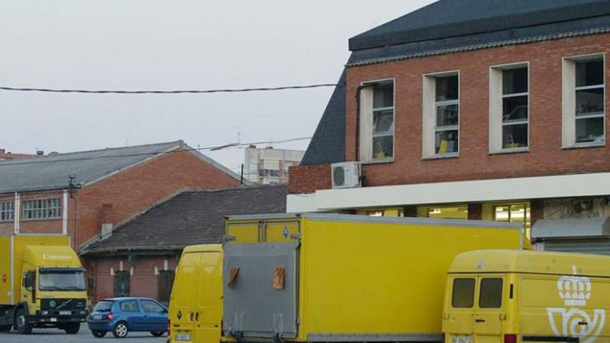 Correos hace uso de este pabellón, junto a la antigua estación, desde su construcción en 1965.-ISRAEL L. MURILLO