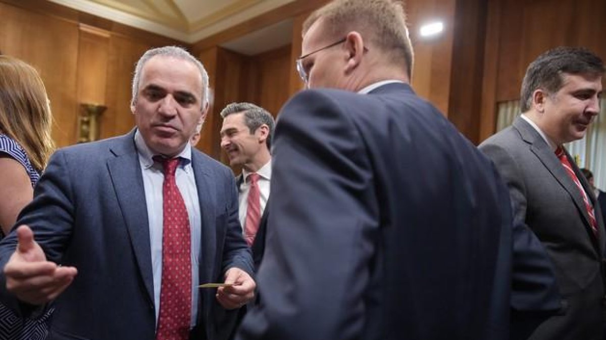 Kasparov charla con varios senadores druante un receso de su comaprecencia ante el Senado de EEUU.-MANDEL NGAN / AFP / MANDEL NGAN