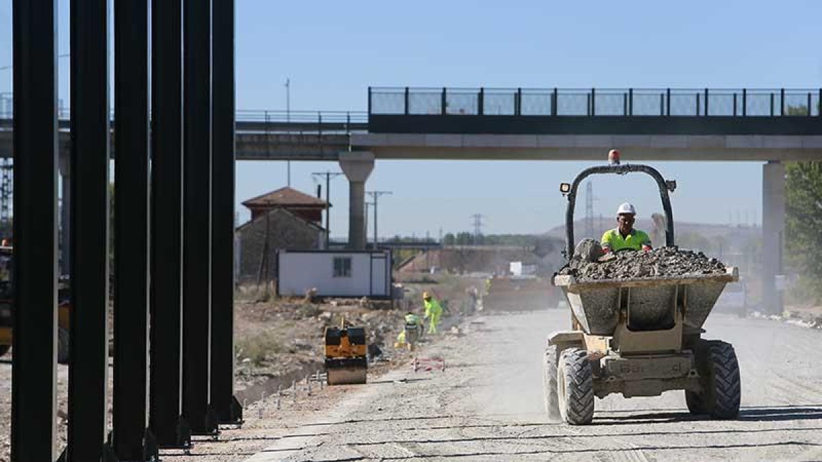 Obras de la línea de alta velocidad en dirección a Burgos a la altura de Quintanilla de las Carretas.-RAÚL G. OCHOA