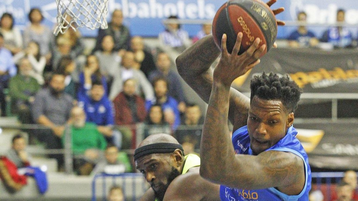 Thompson gana el rebote.-SANTI OTERO