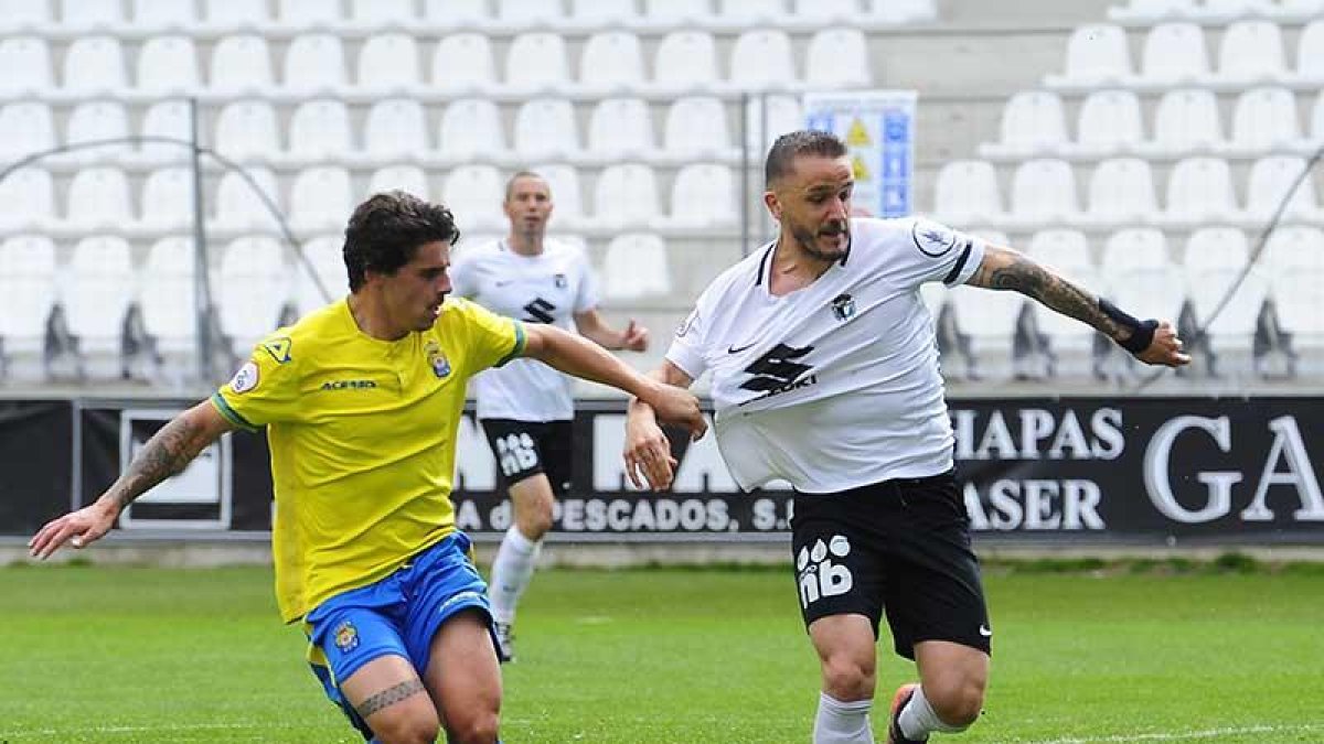 Borja Sánchez cuajó el pasado fin de semana su mejor partido con la camiseta del Burgos CF.-Israel L. Murillo