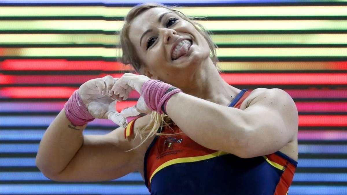 Lydia Valentín dibuja un corazón tras ganar su título europeo en Bucarest.-/ EFE / ROBERT GHEMENT
