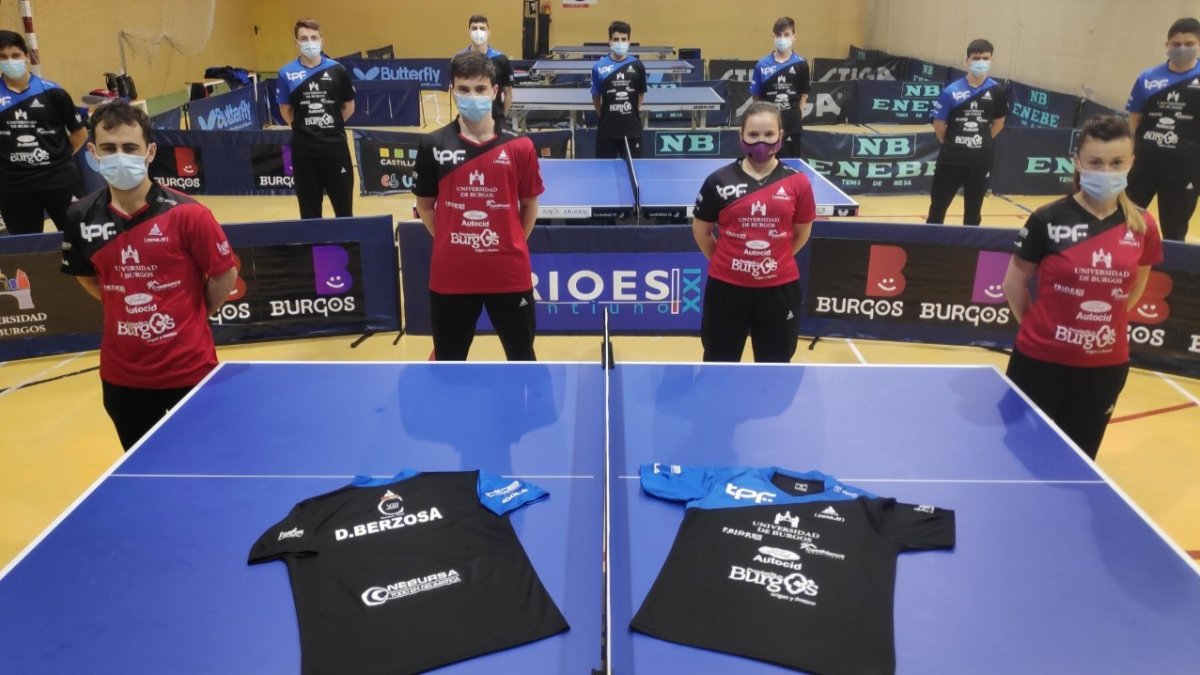 Un grupo de jugadores del UBU TPF posa en las instalaciones del Centro Cívico Río Vena. ECB