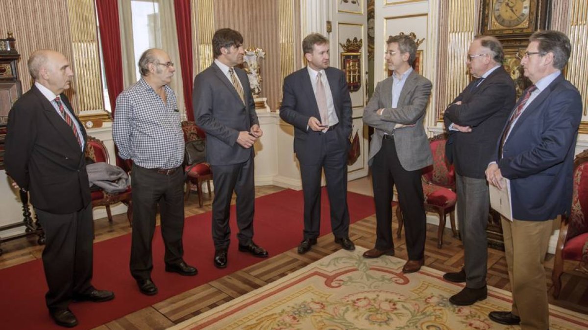 La junta de la Federación Provincial de Hostelería en su cita con Lacalle y Gómez.-SANTI OTERO
