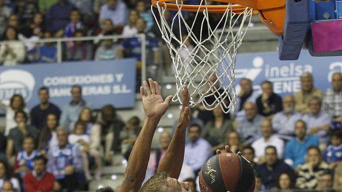 Jaramaz fuerza la penetración ante Roberts.-SANTI OTERO