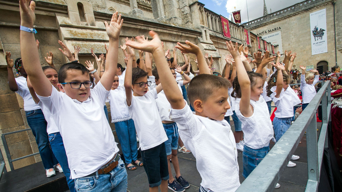 Los niños de Aransbur interpretan el Himno a Burgos en lengua de signos.
