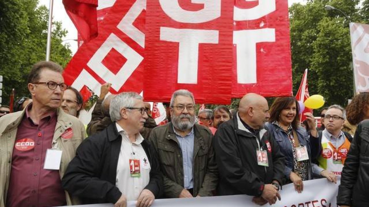 Toxo y Méndez, en la cabecera de la manifestación del 1 de mayo en Madrid de este viernes.-AGUSTÍN CATALÁ