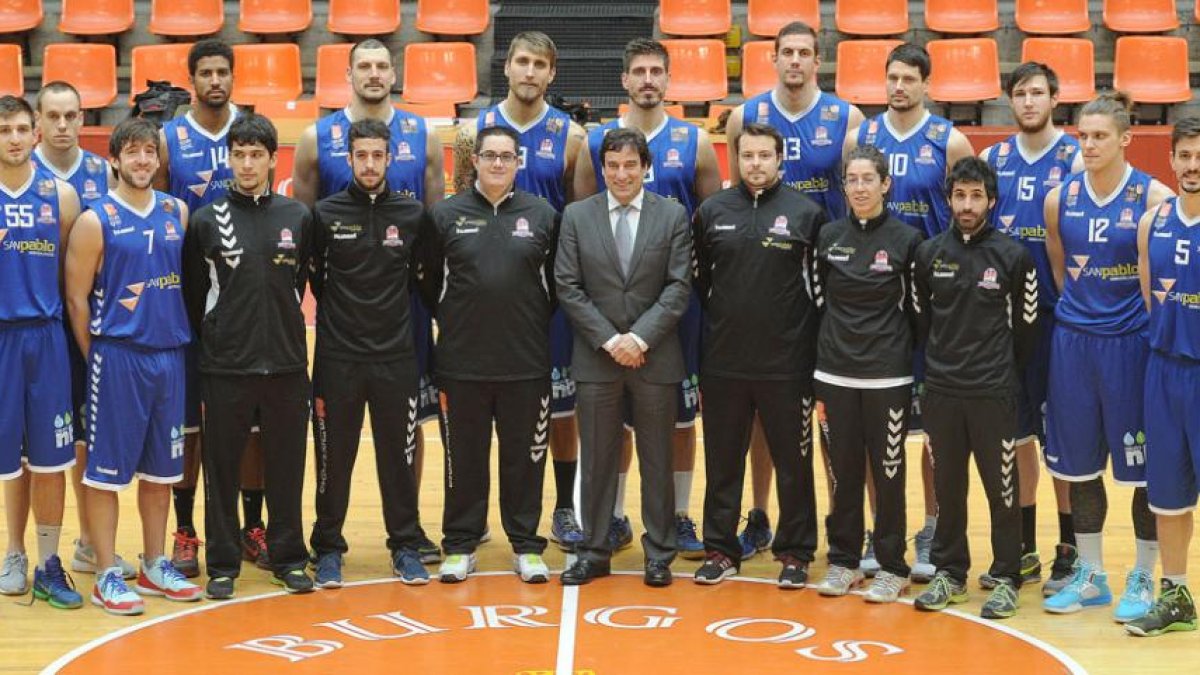 El San Pablo Inmobiliaria posó ayer para la foto oficial, sin Casadevall y con las incorporaciones del técnico Fran Hernández y del pívot Christian Behrens.-ISRAEL L. MURILLO