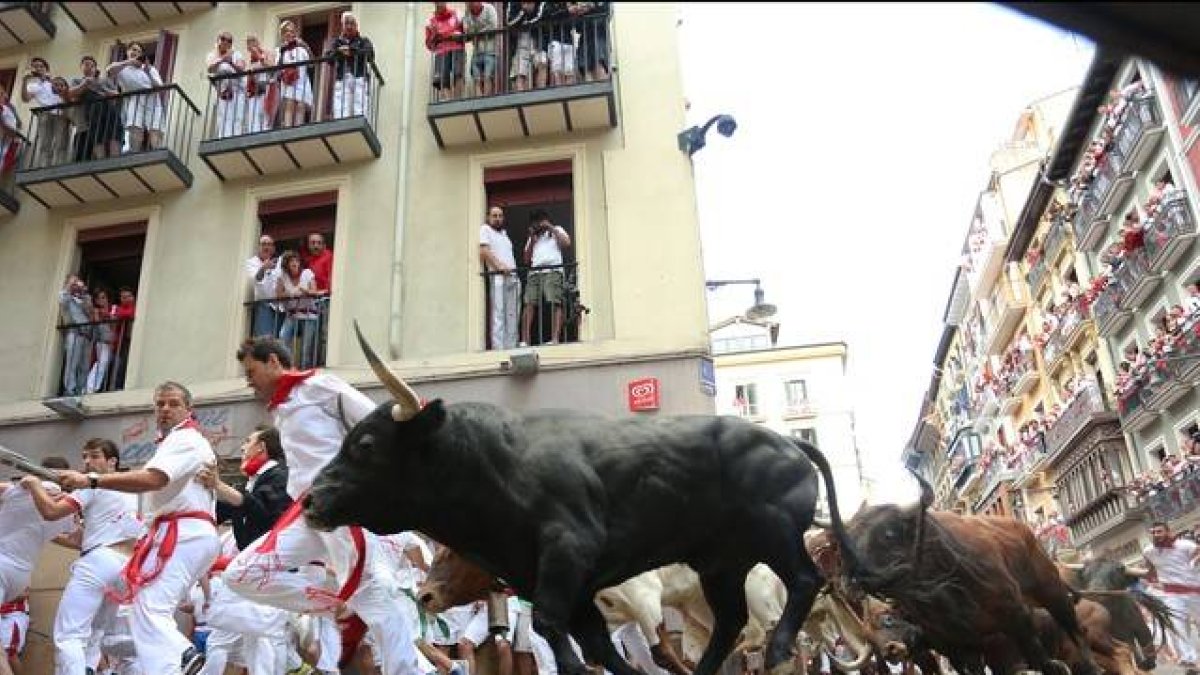 Un momento del segundo encierro, con toros de la ganadería El Tajoy y La Reina, este miércoles.-Foto: AFP / CESAR MANSO