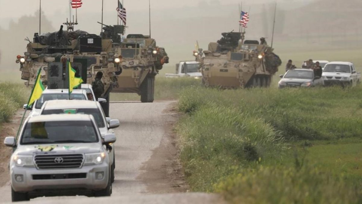 Convoy de fuerzas kurdas y de EEUU en Darbasiya, junto a la frontera entre Siria y Turquía.-REUTERS / RODI SAID