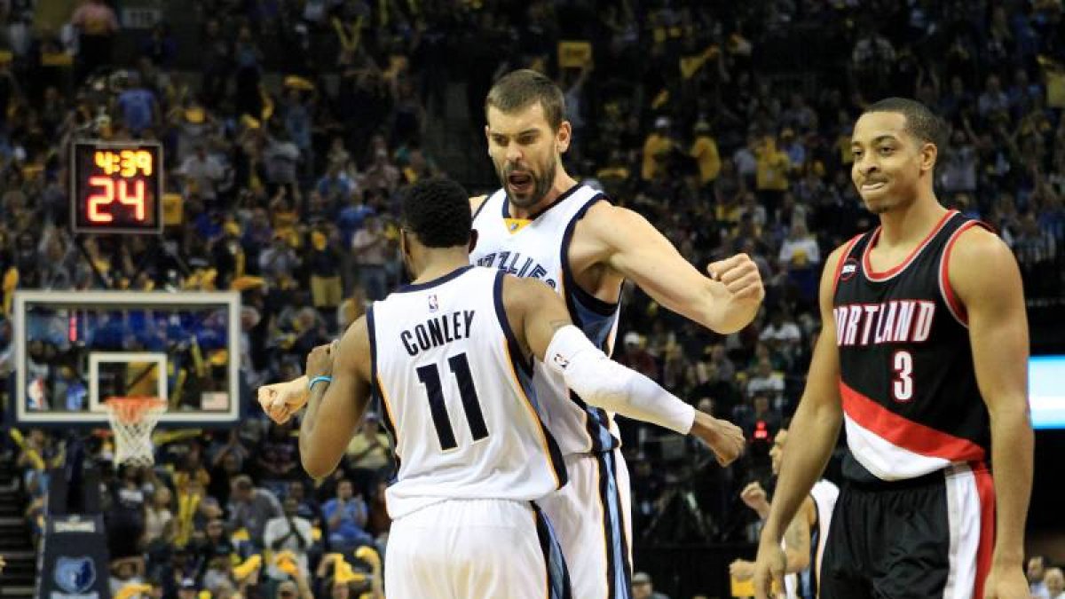 El jugador de Grizzlies Mike Conley (i) celebra con su compañero Marc Gasol (c) después de convertir una cesta ante Trail Blazers durante un partido por los
