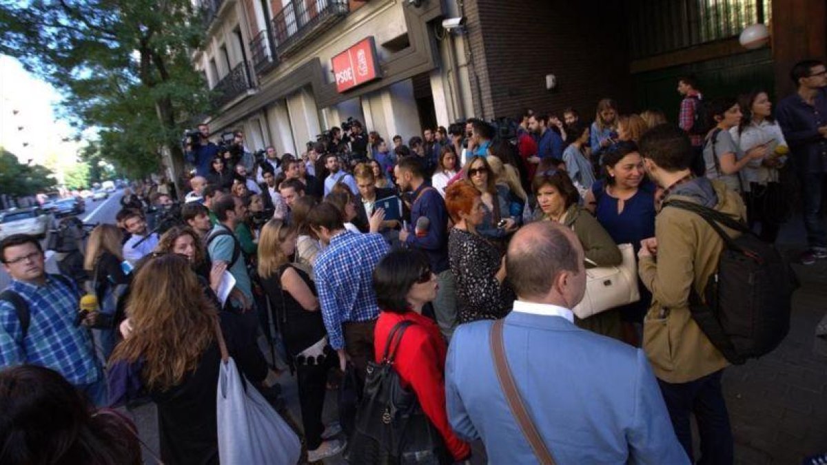 Una multitud se aglomera a las puertas de la sede del PSOE en Madrid.-DAVID CASTRO