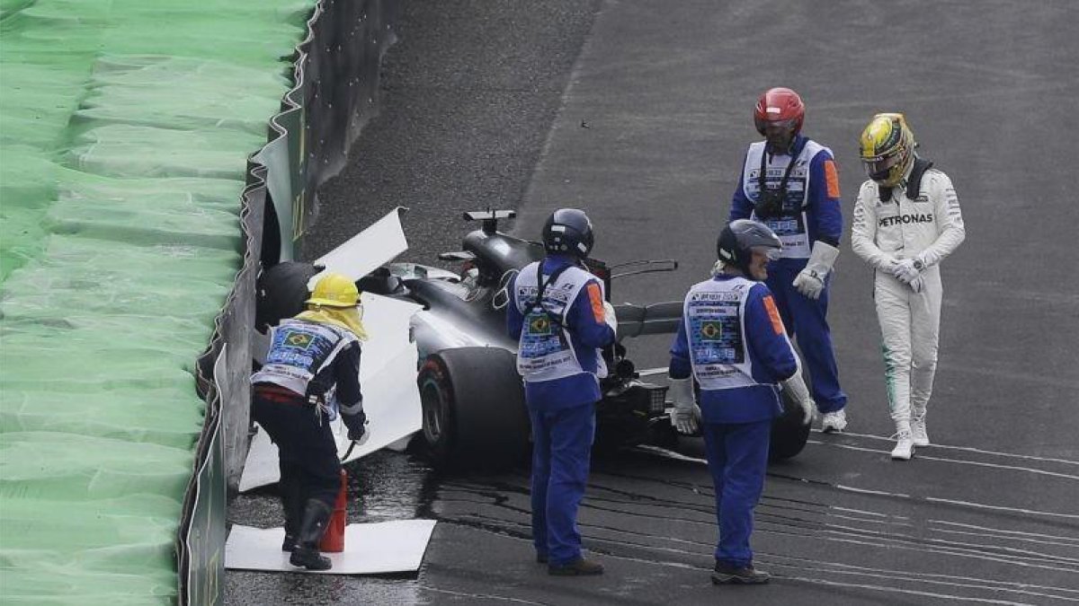 Lewis Hamilton, al lado de su Mercedes siniestrado.-AP / NELSON ANTOINE