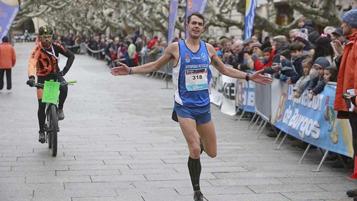 Dani Arce entra victoria en la meta del Cross de San Lesmes.-RAÚL G. OCHOA