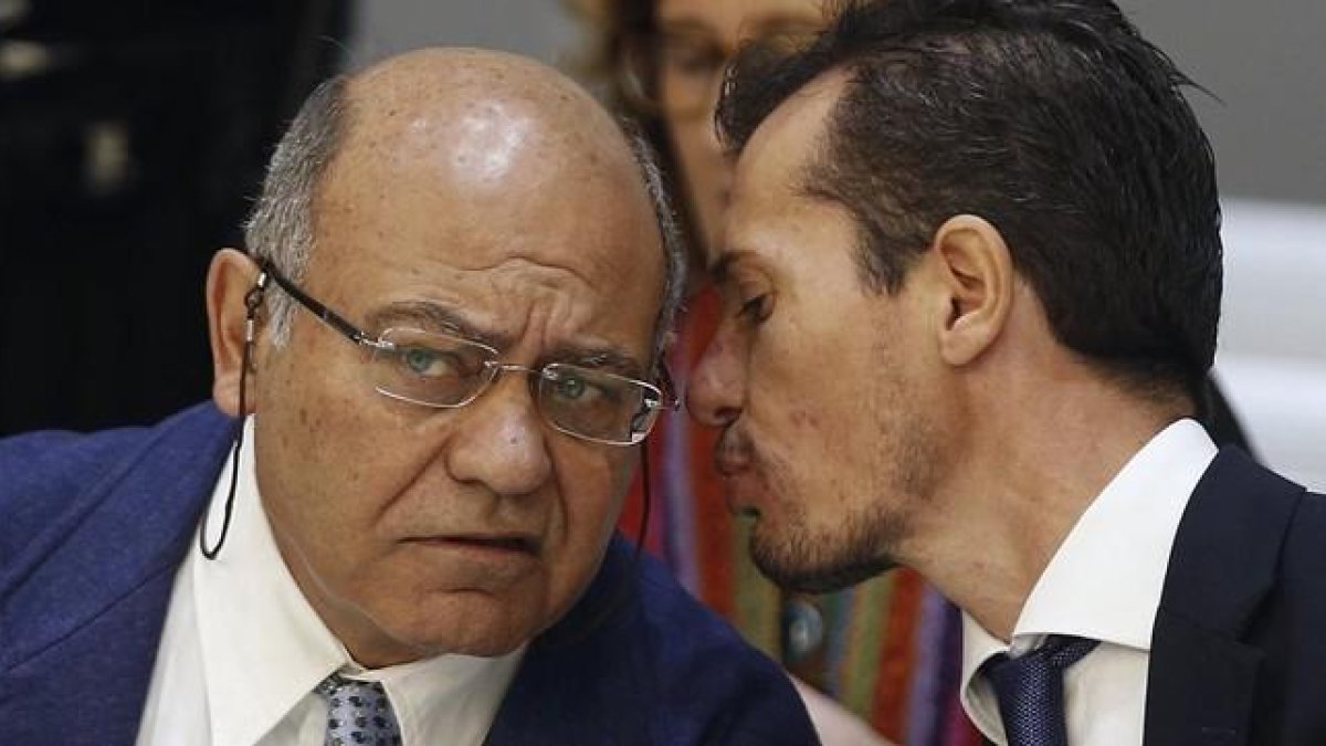 Díaz Ferrán, al inicio de la vista oral en la Audiencia Nacional que se ha suspendido debido a que sus audífonos están rotos.-EFE / PACO CAMPOS / POOL