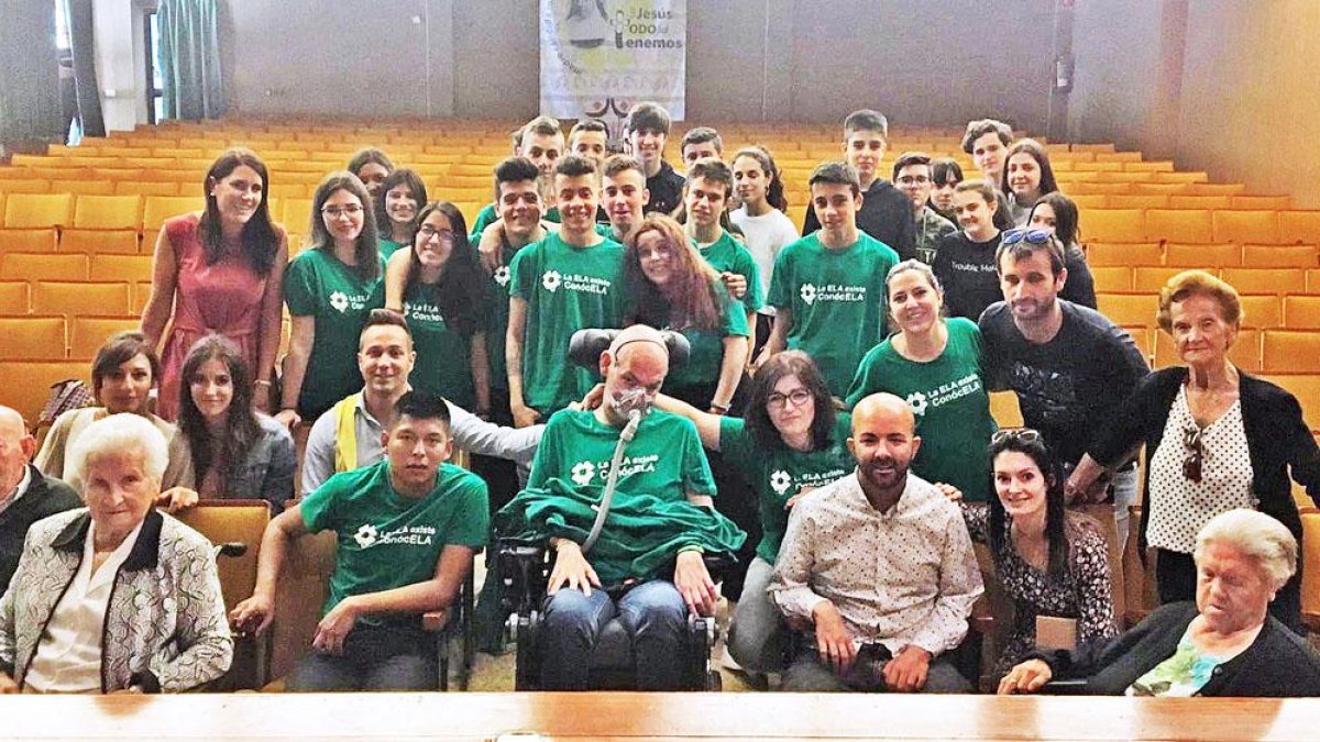 Foto de familia de los implicados en la iniciativa de los alumnos de 4º de ESO del Blanca de Castilla.-ECB