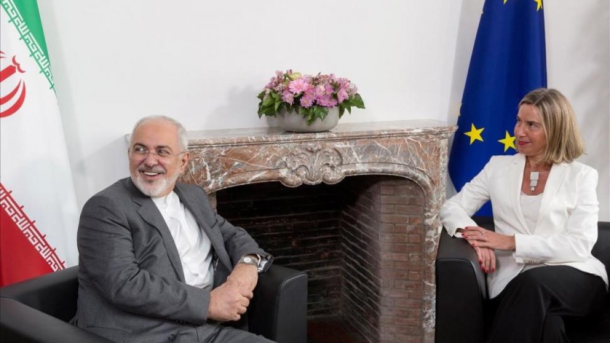 Javad Zarif  y Federica Mogherini, en Bruselas.-/ THIERRY MONASSE / POOL
