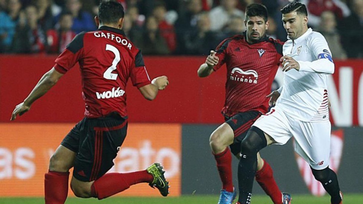 Gafford y Kijera vigilan a Reyes, uno de los jugadores más destacados ayer en el Sánchez Pizjuán.-LFP