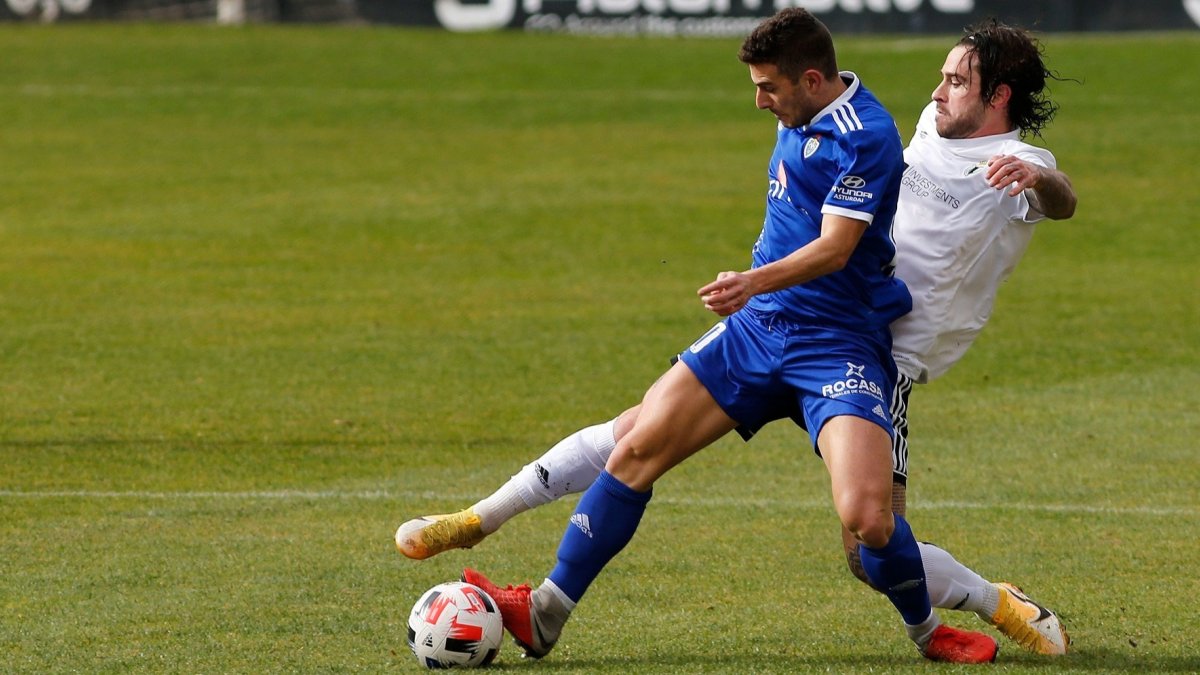 Miki Muñoz presiona a un contrario en el encuentro ante el Covadonga. SANTI OTERO
