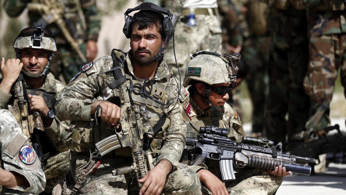 Imagén de archivo de soldados afganos montando guardia a posiciones militares.-EFE / JAWAD JALALI