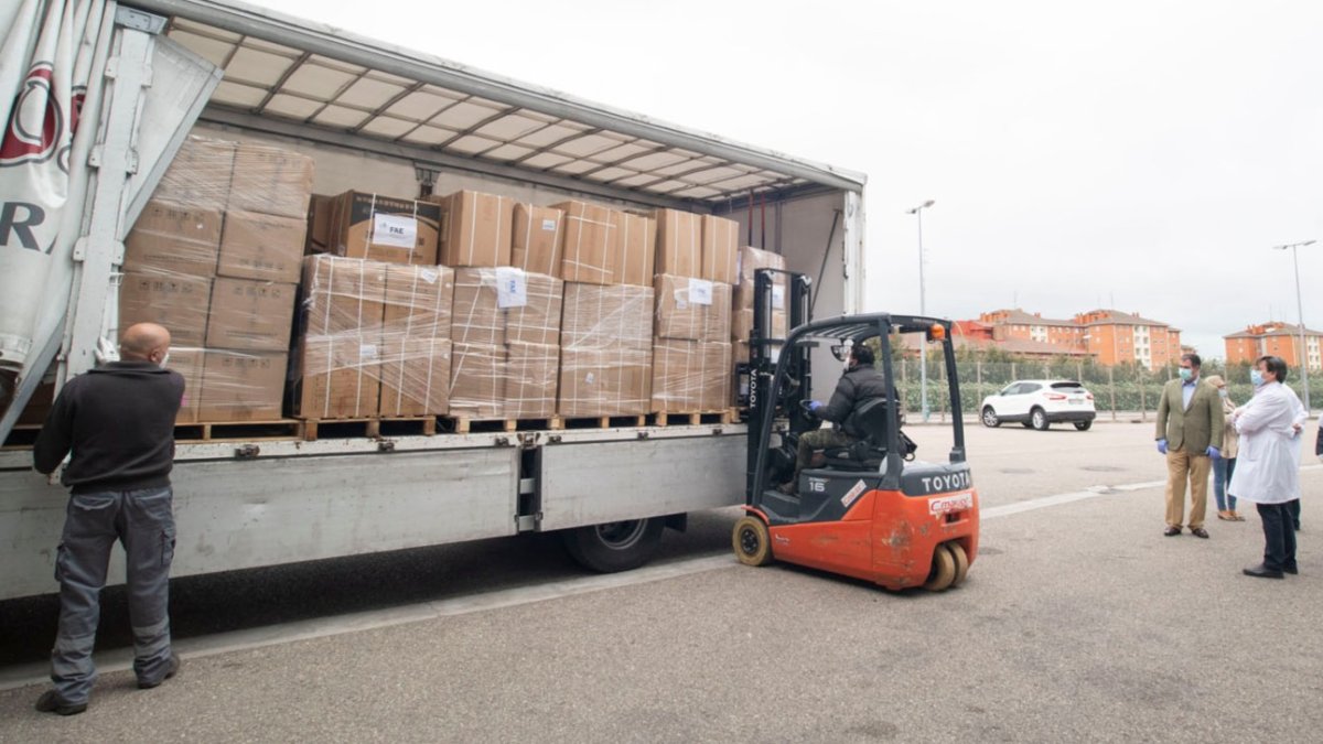 El material donado a través de FAE se entregó esta mañana en los almacenes del HUBU. ECB