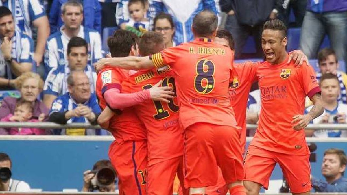 Los jugadores del Barça felicitan a Neymar por su gol ante el Espanyol en Cornellà.-Foto: JORDI COTRINA