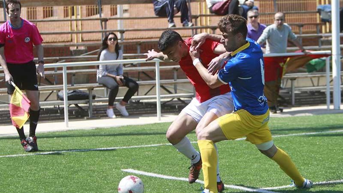 Taborda protege un balón ante un jugador del Zamora en el choque de ayer en San Amaro-Raúl G. Ochoa