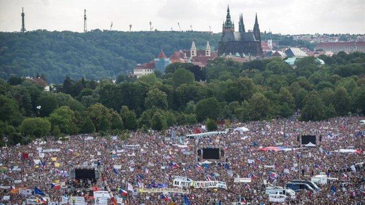 Miles de manifestantes protestan contra el primer ministro checo Andrej Babis en Praga.-MARTIN DIVISEK (EFE)