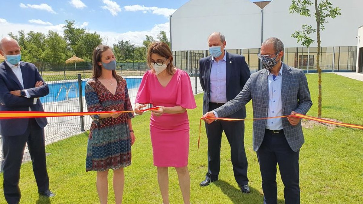 La alcaldesa arandina cortó la cinta en la nueva instalación deportiva. L. V.