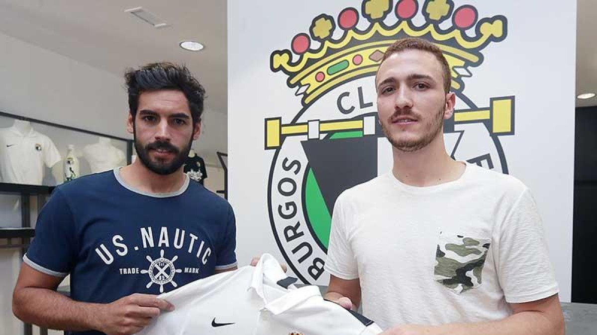 Julio Rico (izquierda) posa junto a Agus Alonso con la camiseta del Burgos CF.-RAÚL G. OCHOA