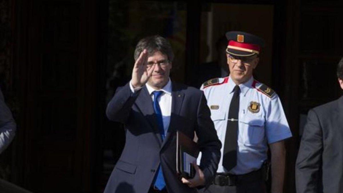 El 'president' Carles Puigdemont, a la salida del Parlament, en junio.-ALBERT BERTRAN