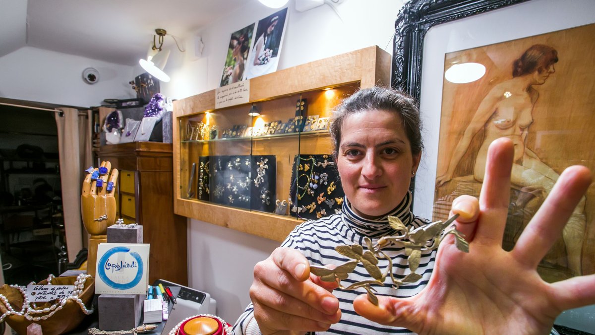Laura Jorge muestra una de sus piezas en su tienda taller de la calle Laín Calvo. TOMÁS ALONSO