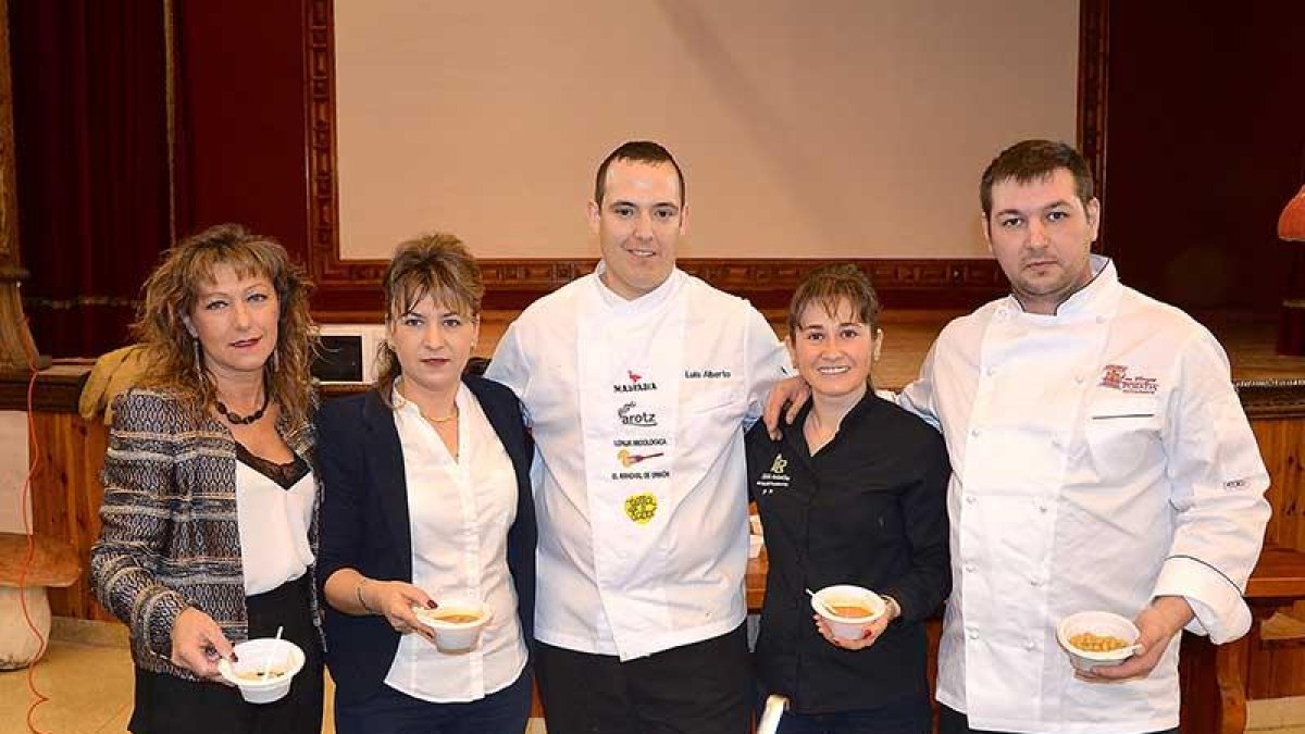 La alcaldesa, Montserrat Ibáñez (izquierda) junto a los cocineros participantes.-R. F.