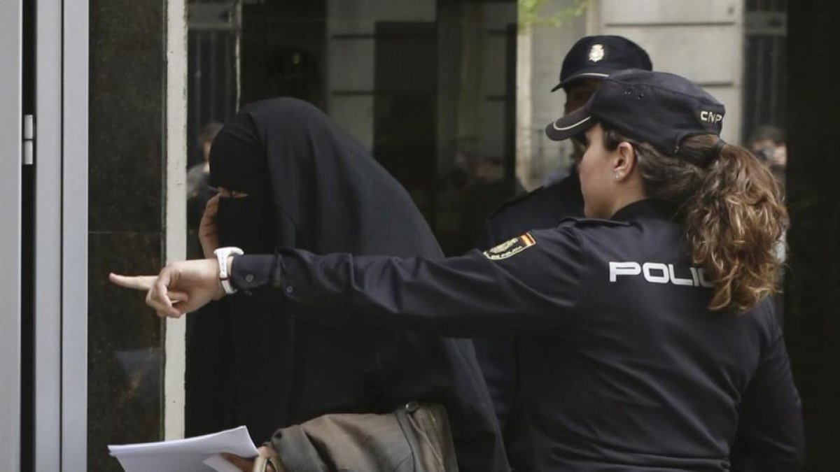 Una mujer detenida por supuestos vínculos con el terrorismo yihadista, entra en la Audiencia Nacional en abril del 2015.-EFE