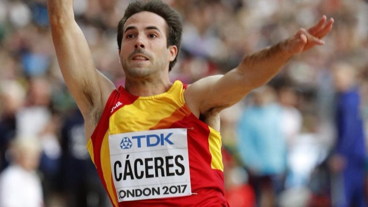 Eusebio Cáceres, en uno de sus tres saltos nulos.-EFE / LAVANDEIRA JR.