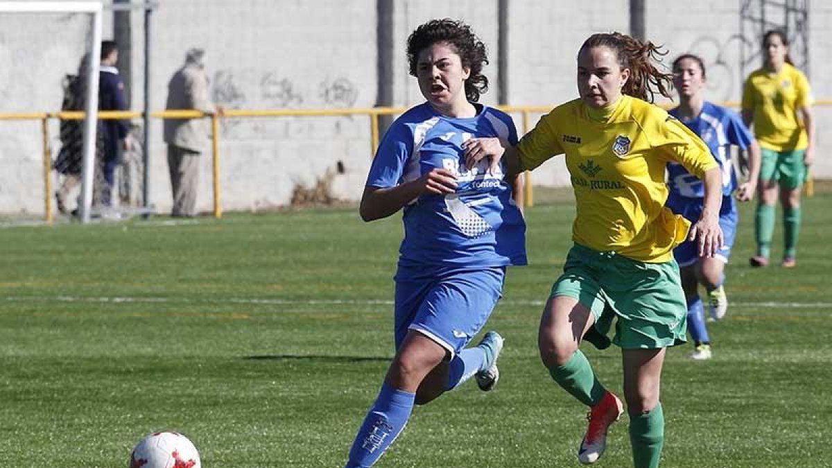 Iria, que ayer adelantó su posición, disputa un balón con una jugadora del Amigos del Duero-Santi Otero