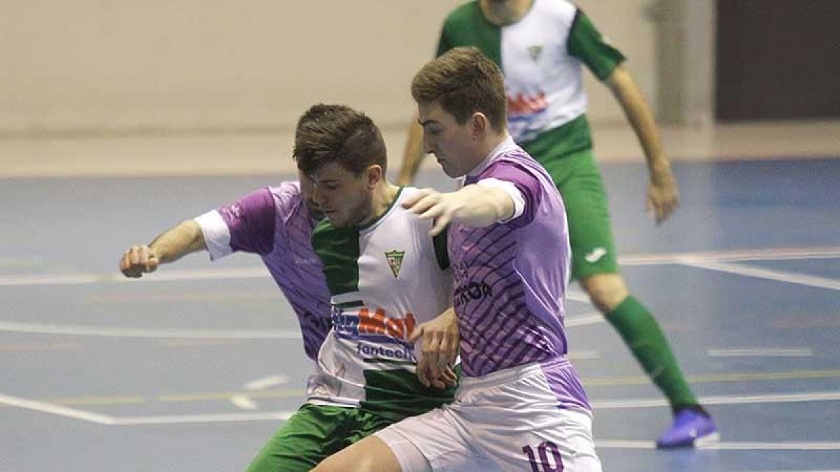 Oli pugna por un balón ante dos rivales-Santi Otero
